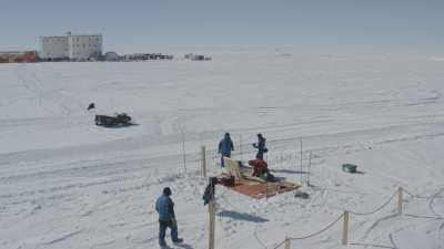 Cleaning the access to an under-ice shelter