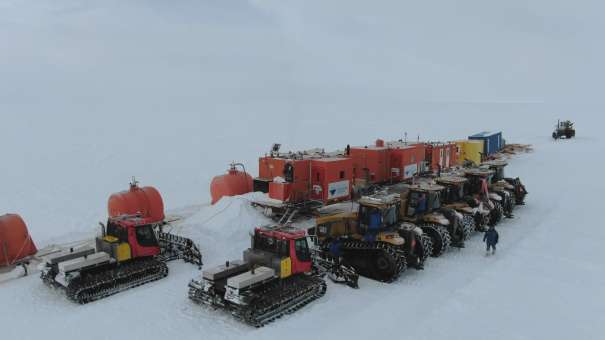 Supply convoy on its way to Concordia Station