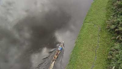 Overloaded boat on Alima river