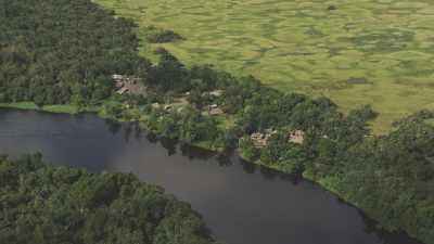 Villages and houses on stilts along the Alima river