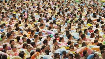 The overcrowded city wave swimming pool