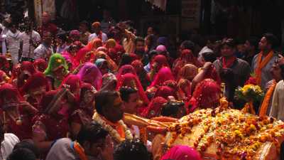 Holi, overcrowded streets