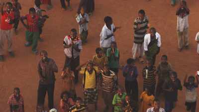 Refugees applaud helicopter, IFO Camp