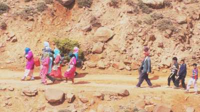 Peasants who fetch water from the spring in the mountains of the Timnkar plateau