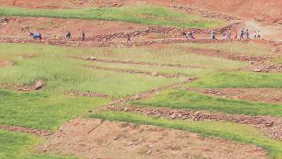 Peasants who fetch water from the spring in the mountains of the Timnkar plateau