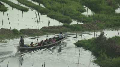 Pirogue à moteur dans les canaux