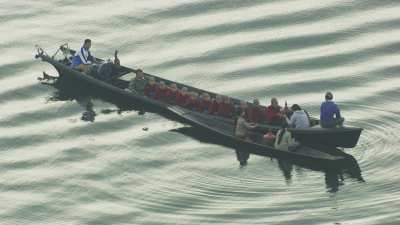 Moines sur une pirogue