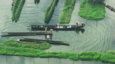 Pêcheurs et agriculteurs en pirogue