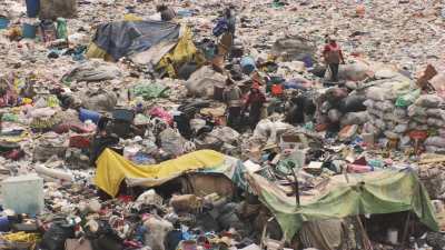 Recyclers working in Mexico city landfill