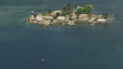 Tiny crowded islands close to El Porvenir