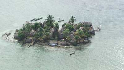 Tiny crowded islands close to El Porvenir