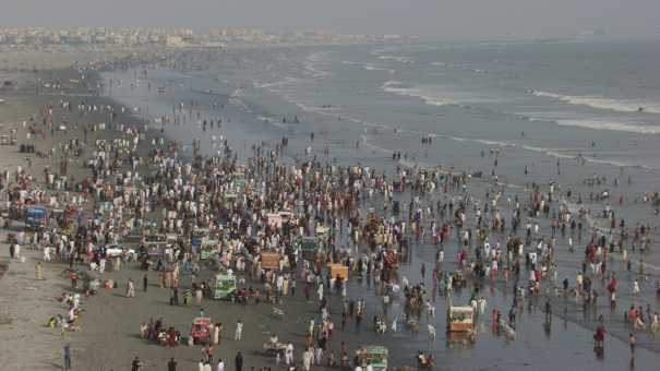 Foule sur la plage de Karachi