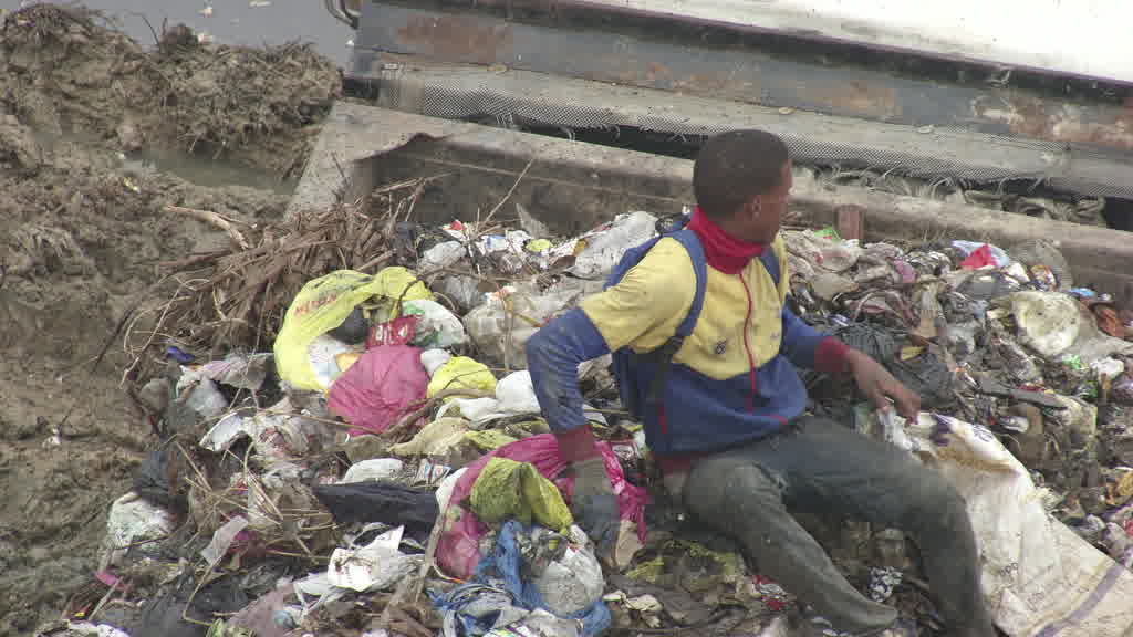 Impressionantes images des collecteurs de déchets