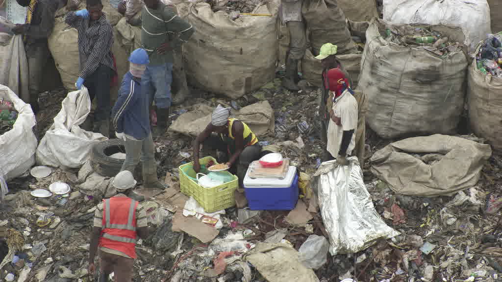 Impressionantes images des collecteurs de déchets
