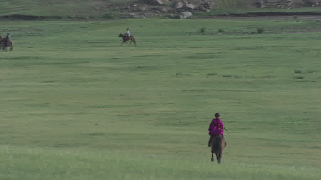 De jeunes cavaliers s'entraînent pour le Naadam dans les steppes de la vallée de l'Orkhon