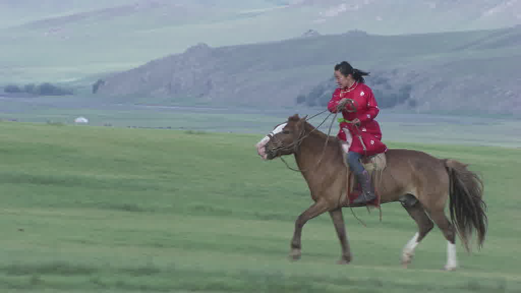 De jeunes cavaliers s'entraînent pour le Naadam dans les steppes de la vallée de l'Orkhon