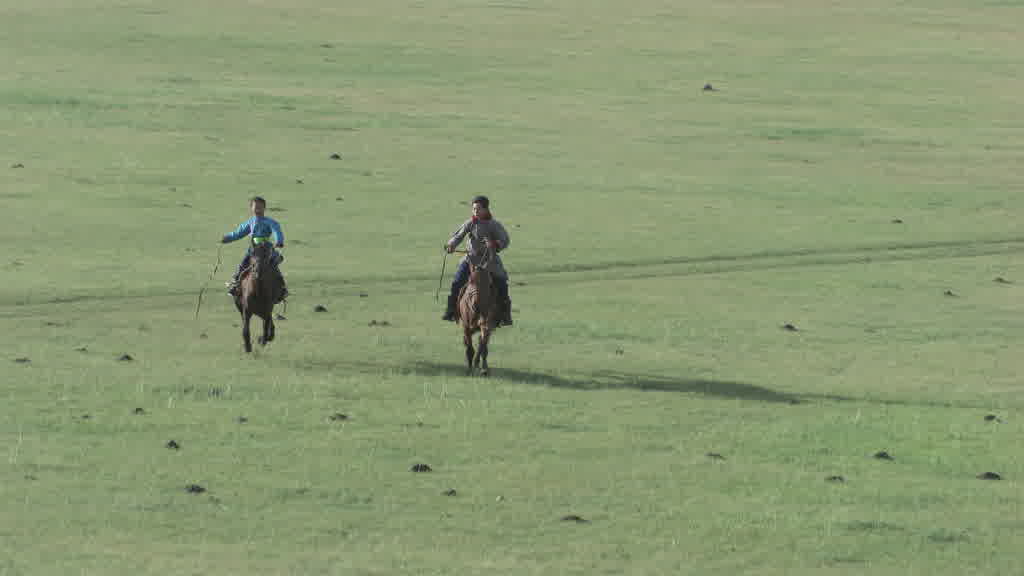De jeunes cavaliers s'entraînent pour le Naadam dans les steppes de la vallée de l'Orkhon