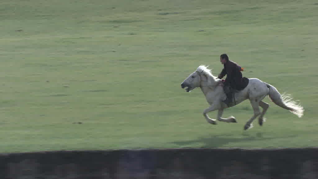 De jeunes cavaliers s'entraînent pour le Naadam dans les steppes de la vallée de l'Orkhon