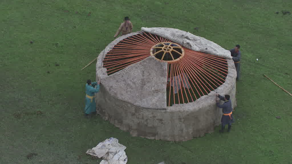 De jeunes cavaliers s'entraînent pour le Naadam dans les steppes de la vallée de l'Orkhon
