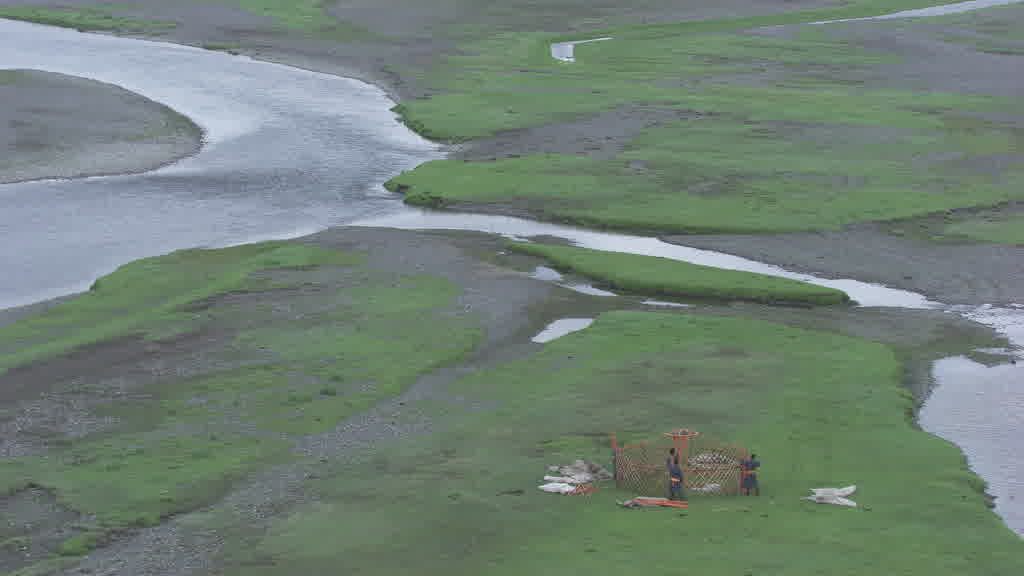 De jeunes cavaliers s'entraînent pour le Naadam dans les steppes de la vallée de l'Orkhon